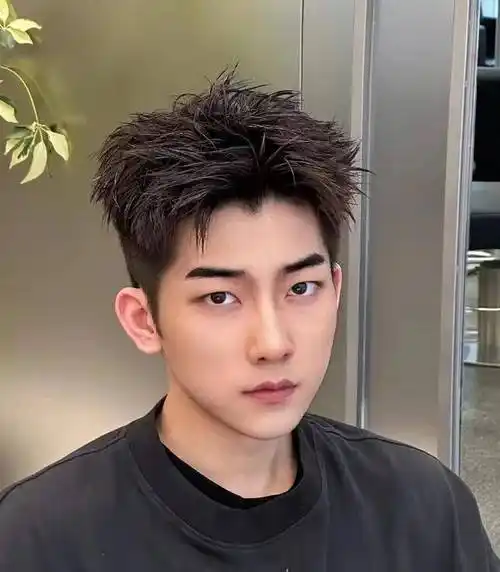 夏季男生流行发型 潮男必剪的男生短发_时尚_层次感_修剪