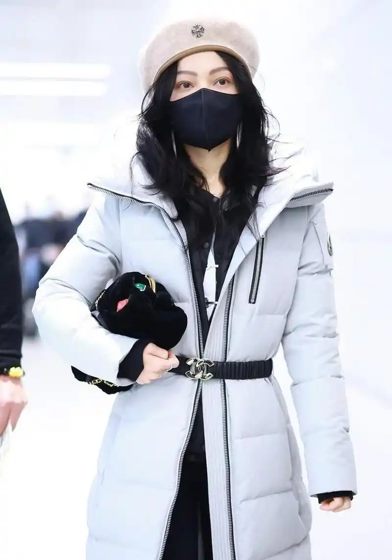 张韶涵机场街拍 蓝色收腰长款羽绒服 贝雷帽 骑士靴温柔优雅