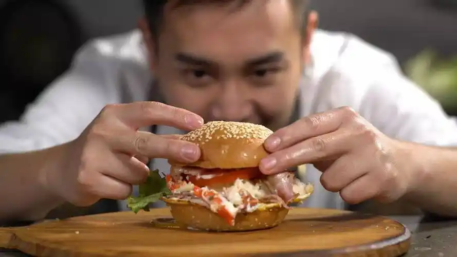 名车|开着豪车出去吃汉堡包,到底是个怎样的感受呢?