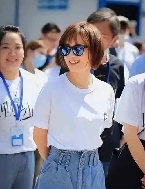 孙俪换新发型出席活动,耳上短发搭配黑西装,展现男子风范_分析_黑色