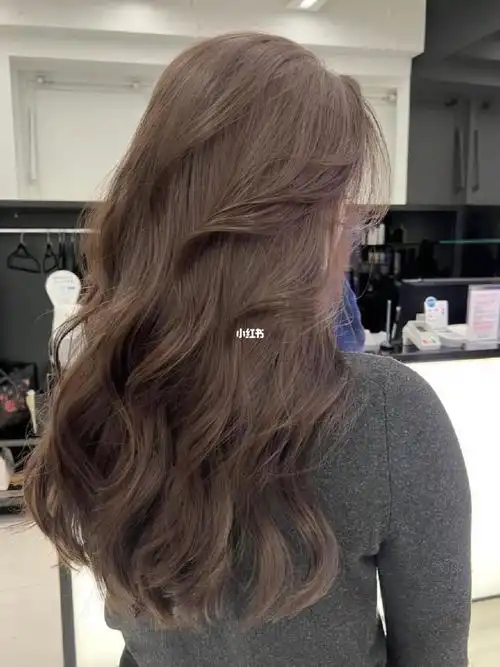 秋冬最有氛围感的奶茶栗棕发色,超级温柔