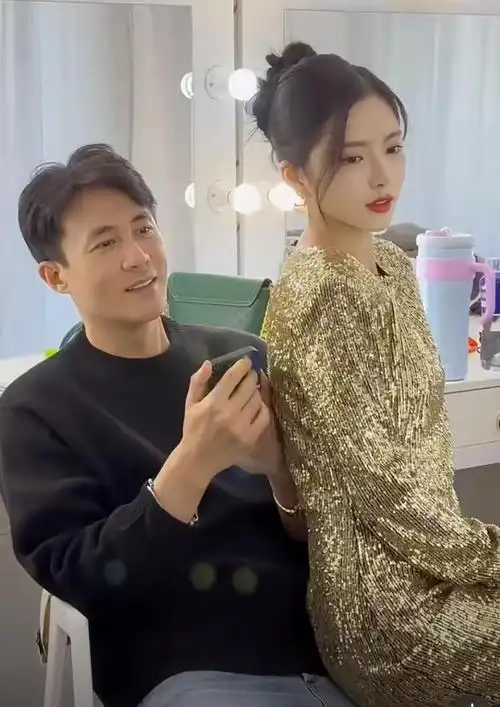 杜淳的娇妻王灿在她的个人社交媒体上晒出了两张自拍的美丽照片,她还