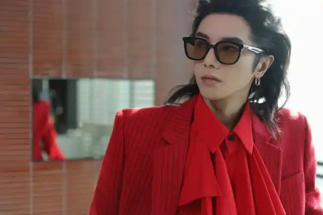 华晨宇红西装墨镜大片##华晨宇红色西装造型大片