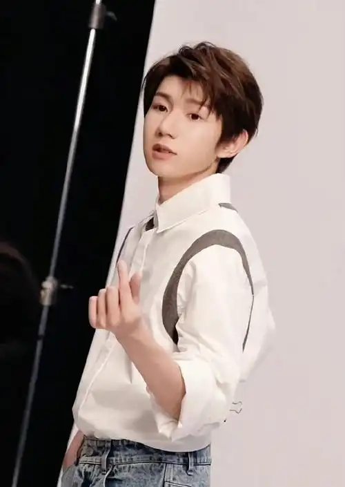 王圈那些年的比心"进化"史00#王源23岁且放青山远