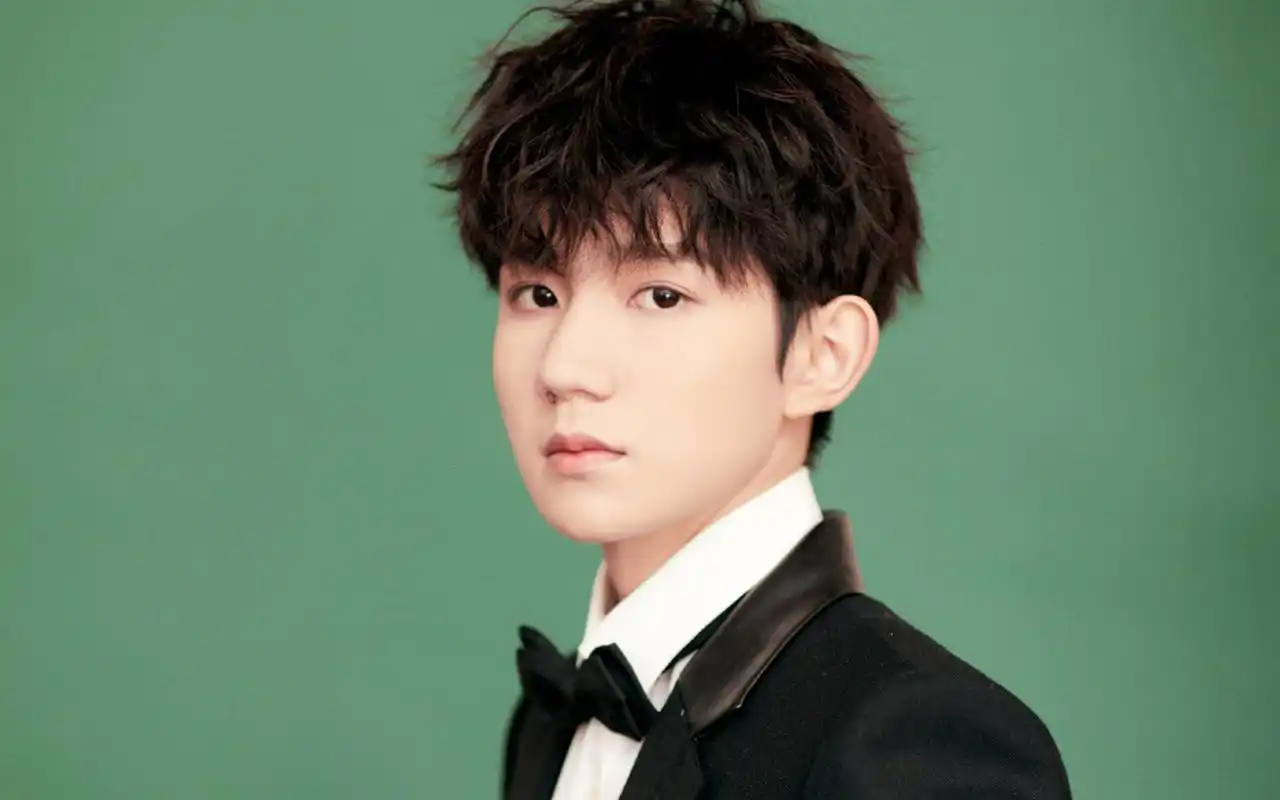 王源清新帅气写真图片桌面壁纸