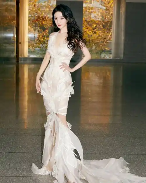 年末红毯还得看杨幂,一袭蕾丝纱裙似美人鱼,优雅又惊艳!