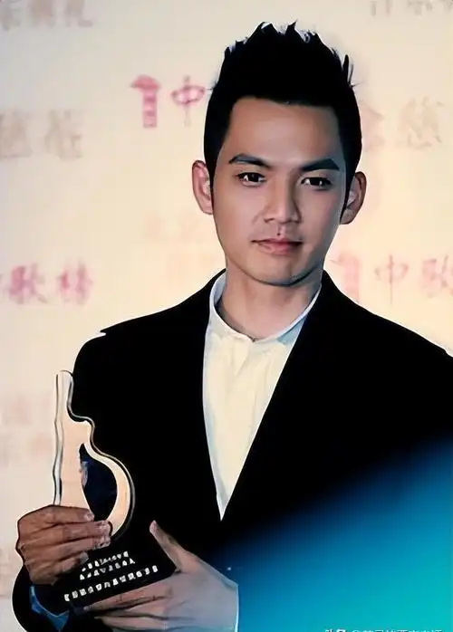 事实证明,"逐渐消失"的钟汉良,已经在另一个圈子里红