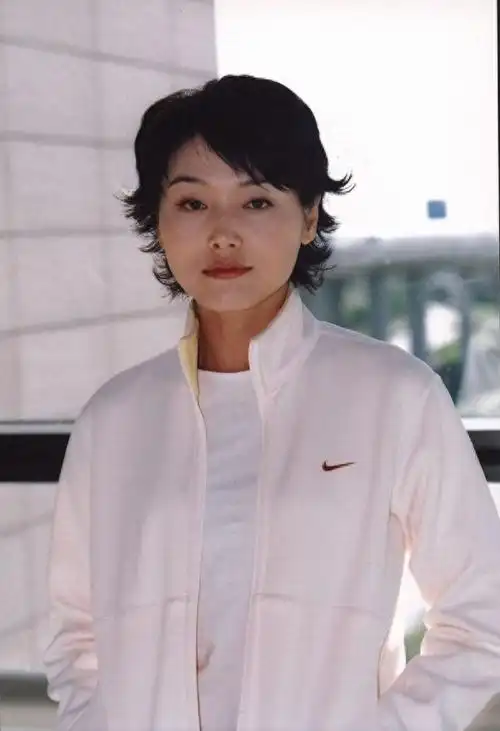 回顾演员张延嫁大5岁香港丈夫婚后生一女如今女儿比她还漂亮