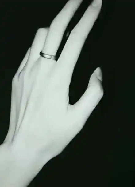 一个女人倘若拥有纤细修长,白皙的手,的手.