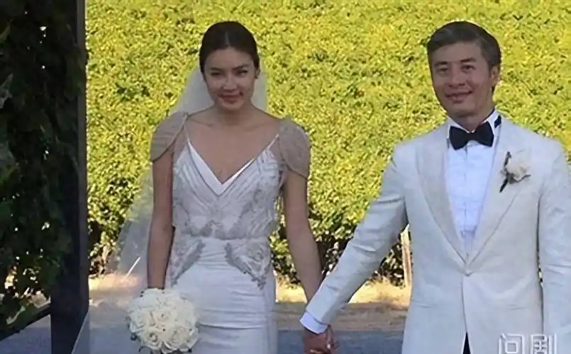 乐基儿与富豪老公的合照她的这位富豪老公也迅速被港媒爆出曾经欠债