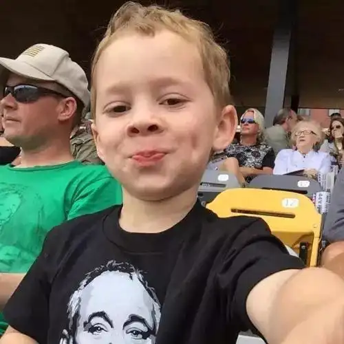 火爆全球的"假笑男孩"竟然开微博了!评论区瞬间被表情包攻陷哈哈哈