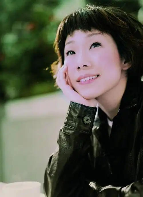 20号在恭硕良在九展举行以英文歌为主的个人音乐会,林忆莲不避嫌亮相