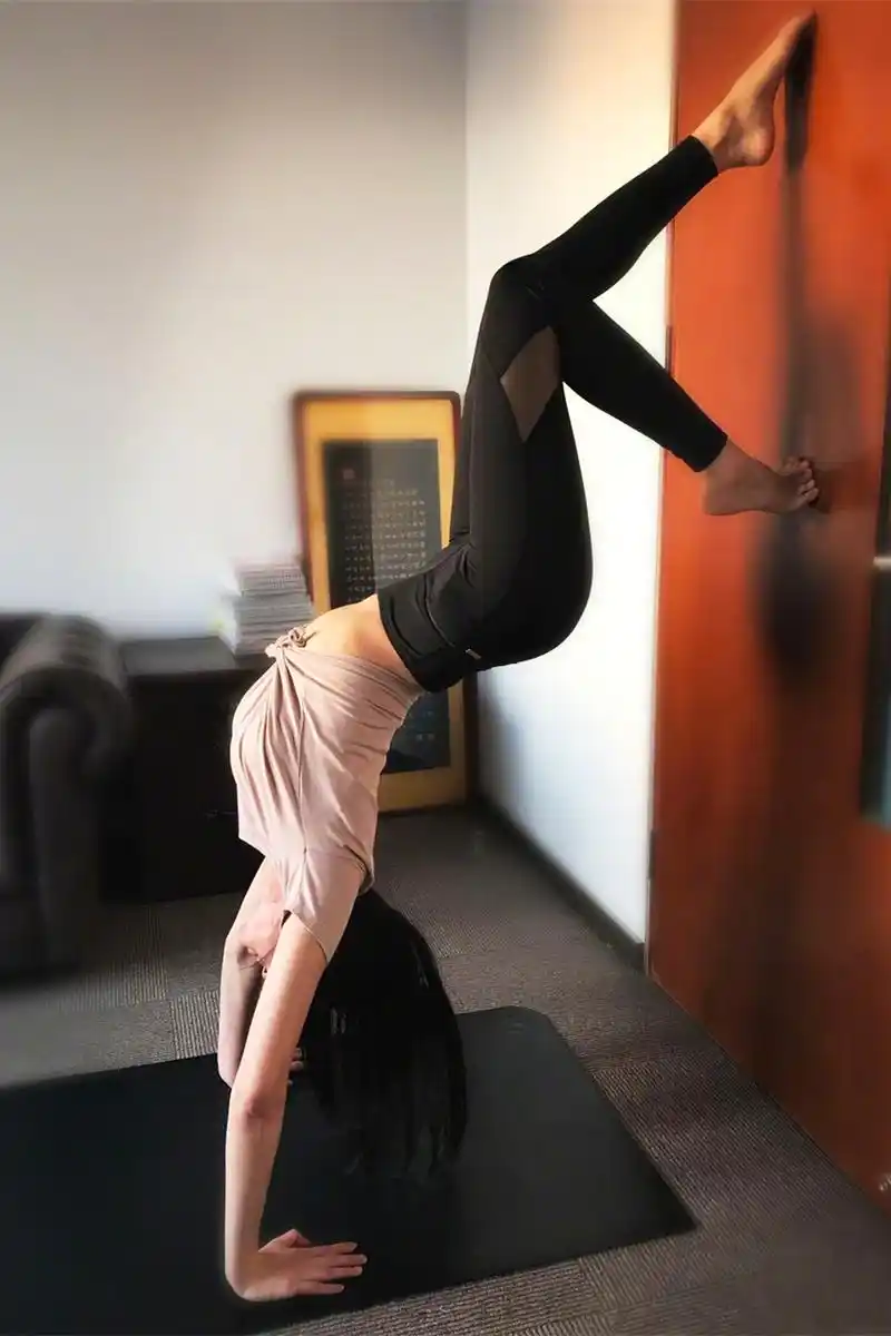 张天爱穿健身装好迷人短上衣配高腰裤显腿长沙漏型身材我佩服