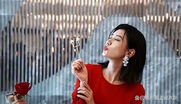 【创作挑战】贾静雯生日惊喜:家庭美满辉煌事业,48岁不老颜值惹无数