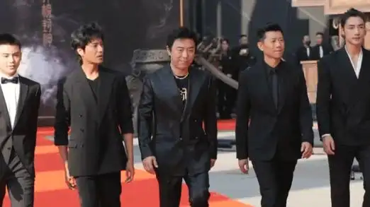 封神第一部首映现场费翔黄渤等亮相红毯