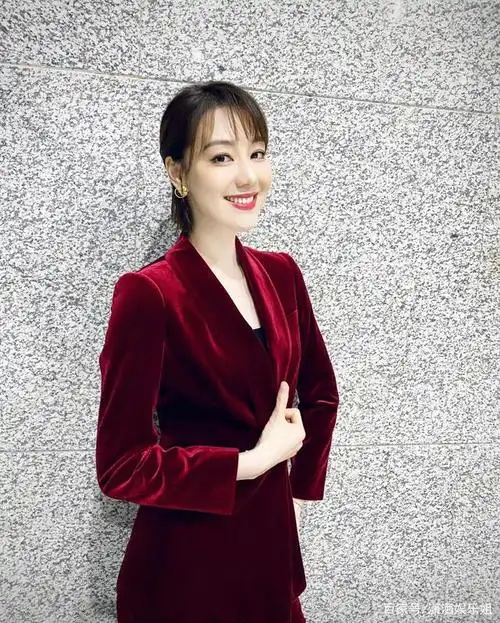 唐嫣转行当主持人与闺蜜王冠现身东方卫视春晚彩排太美了