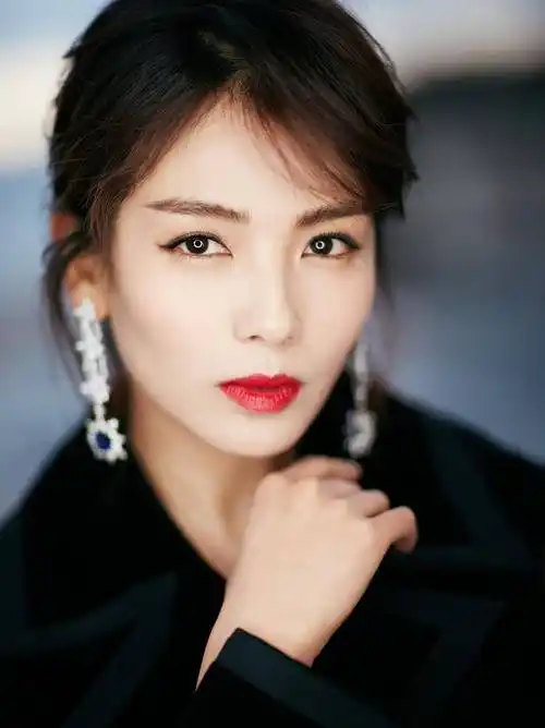 从霸道总裁到素颜女干部,中年演员刘涛的蜕变之路,该走向何方?