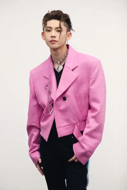 王琳凯粉色鬓角洒脱写真图片