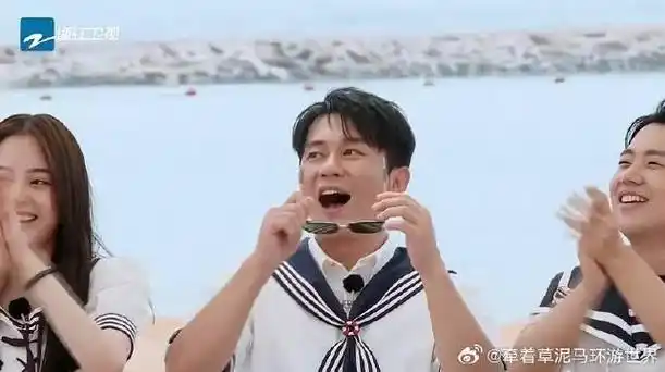 杨颖的操作看呆蔡徐坤以为她是青铜其实是个王者