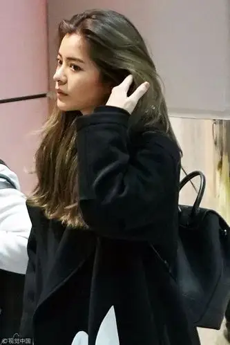 彭于晏前绯闻女友林珈安亮相机场 撩发露白皙面容乖巧可人