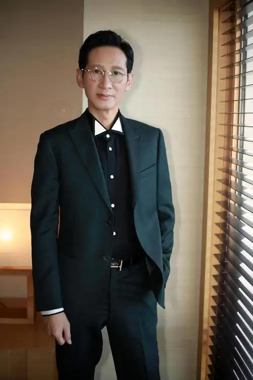 王劲松时尚写真曝光 尽显熟男绅士风度