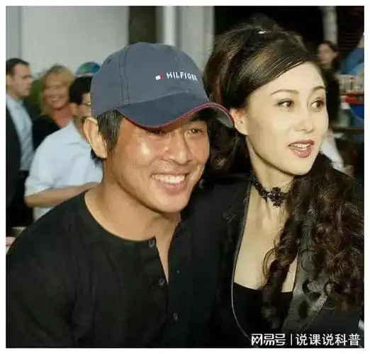 李连杰带老婆国外寺庙拜佛满脸斑点怎么老成了这样