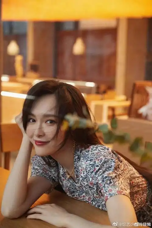 唐嫣春日复古氛围感写真