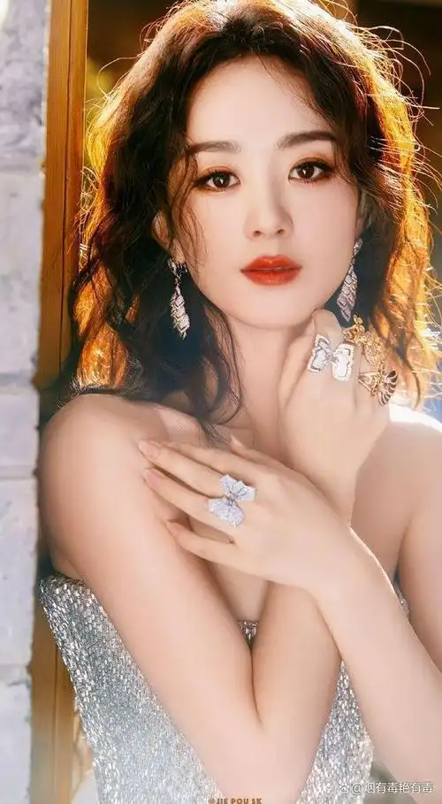 赵丽颖被质疑鼻子是否经过整形手术,对比照片揭示明显差异