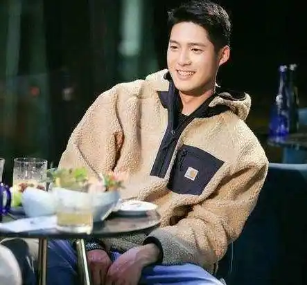 王子文同吴永恩甜蜜逛街,妖娆美女配帅气男神,能否走到最后?