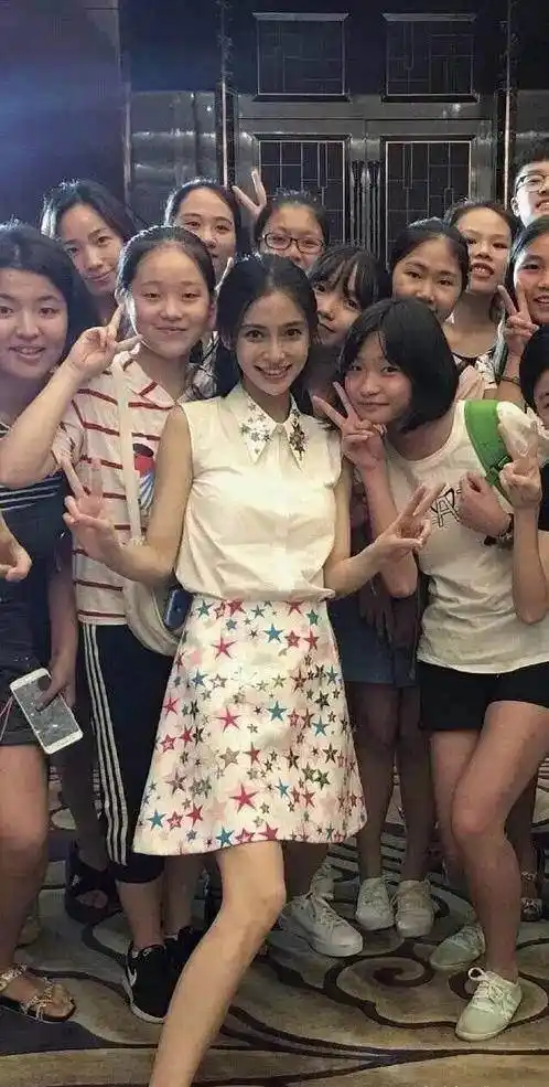 不过有些明星在和粉丝的合影中都要选择精修和抠图,比如杨颖,杨颖在