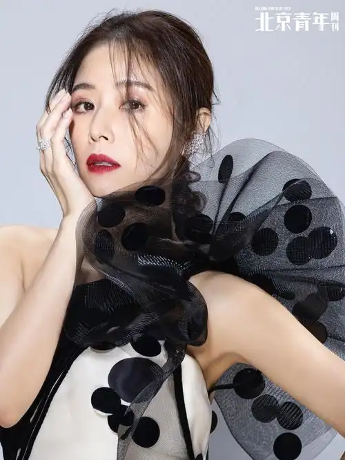 林心如时尚大片释出 知性优雅摩登新潮|林心如|北京青年周刊|封面大片