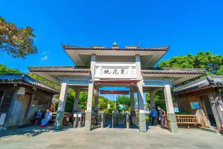 桃花岛上僻静海边的桃花寨,金庸先生的诗句就嵌刻在门两旁的石柱上,在