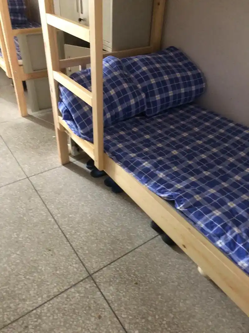 这是成都实验中学宿舍里学生宿舍卫生差,乱,如何让我们家长放心 - 抖