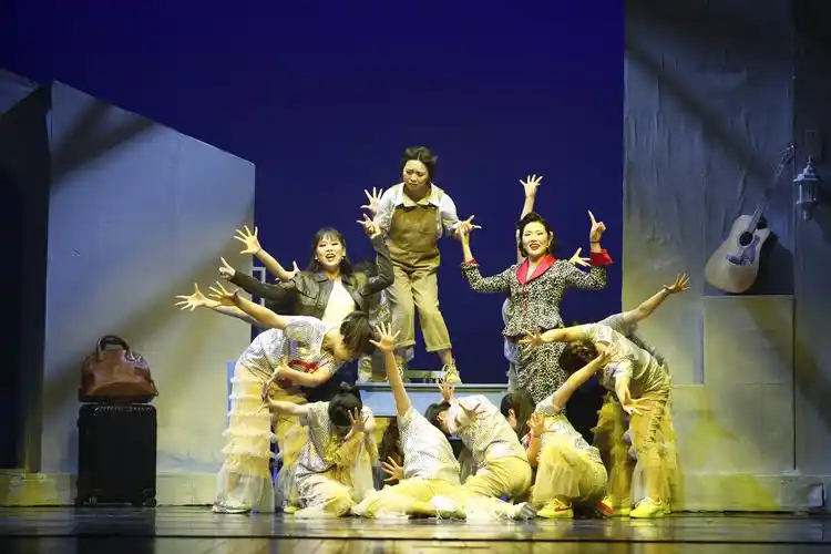 音乐系16级歌舞表演班毕业汇报之音乐剧《妈妈咪呀》拉开2018年浙艺"