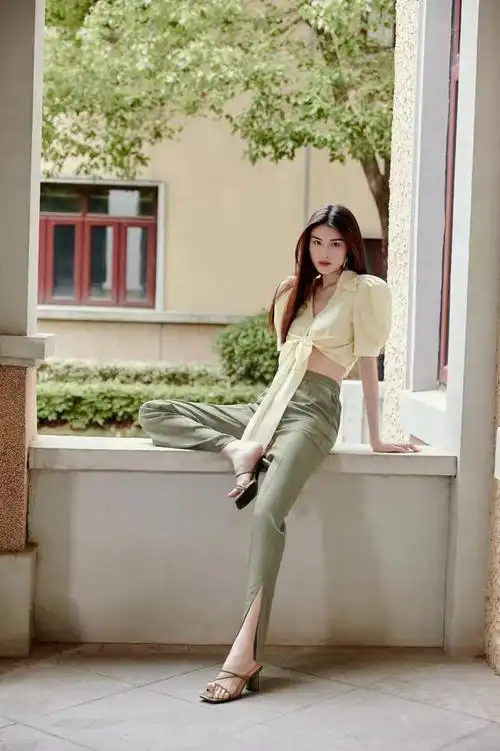 何穗越看越耐看超短款衬衫配开叉裤大长腿令人羡慕