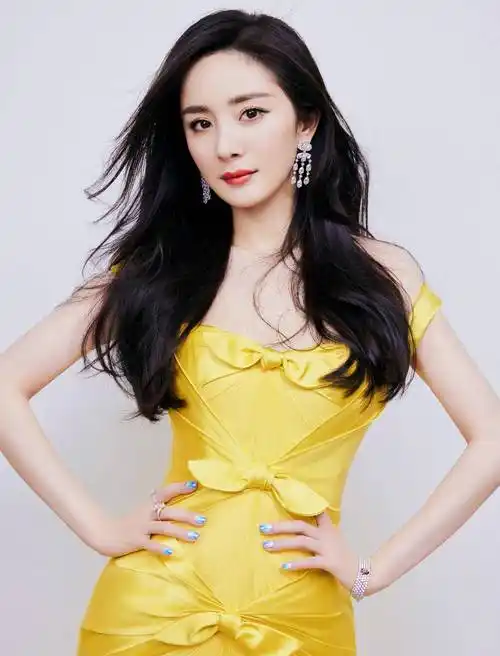 杨幂老了妩媚身材遮不住生图的法令纹紫色抹胸长裙秀巴黎风