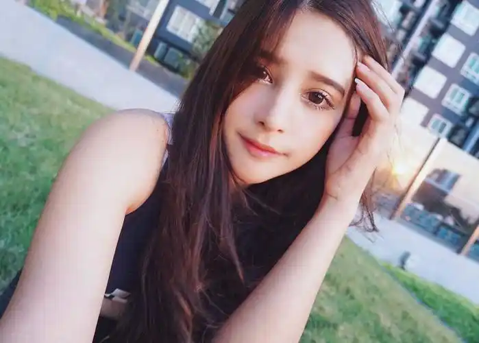 剑桥混血美女学霸晒照 网友:明明可以靠颜值