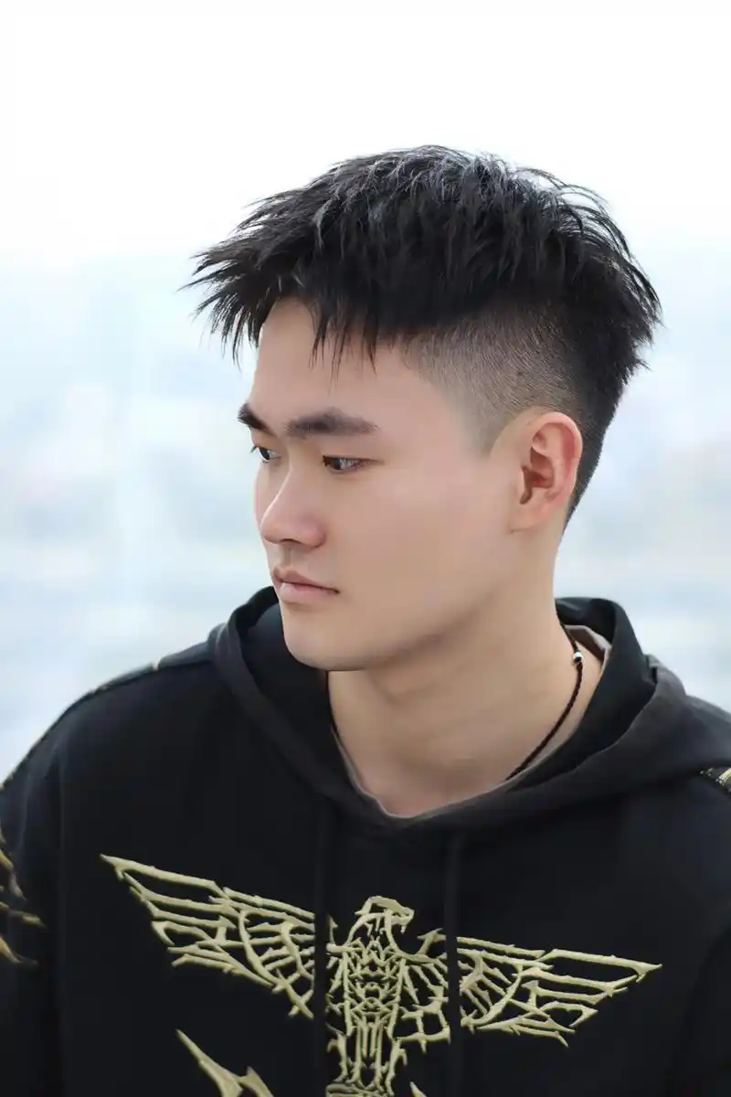 不喜欢太夸张的烫发就试试这款钢架前刺吧#男生发型 - 抖音