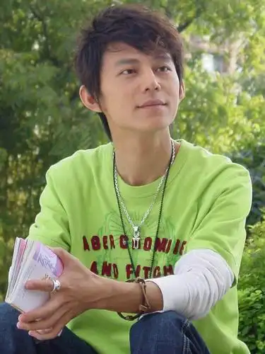 何炅客串《丑女无敌2》演评委 被称"纯爷们"