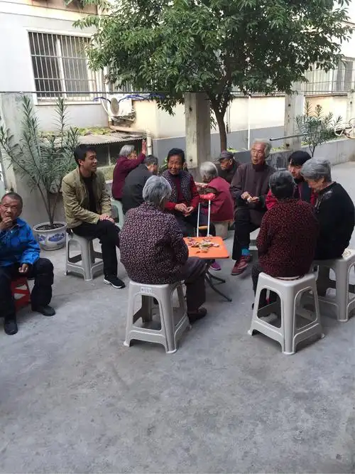 水冶中心校走进富贵苑敬老院送健康送祝福活动