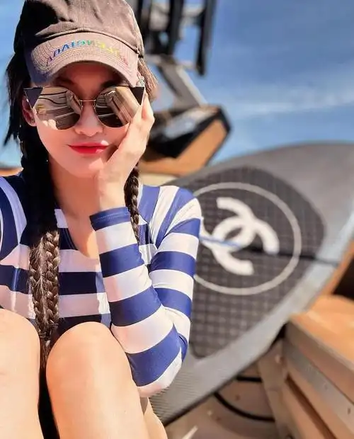 李彩桦在泰国新居入伙,一室一厅环境清幽,斥资600万称相当满意