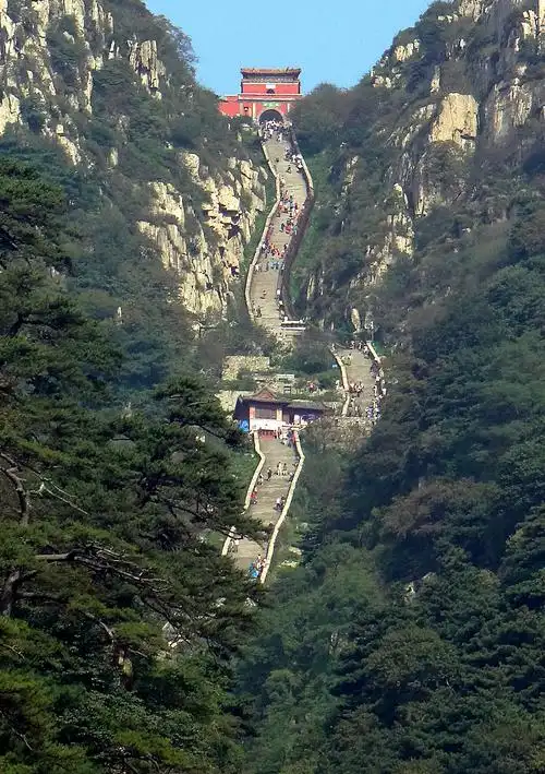 泰山的十八盘是不是很陡很危险