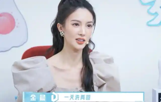 金晨用筷子盘发失败,皆因一天洗2次头,李斯丹妮:不要一直扎了