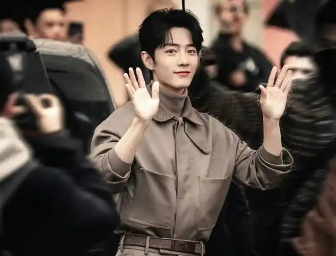 肖战米兰看秀人气爆棚,压轴入场坐总裁旁边,各大媒体争抢拍照_腾讯