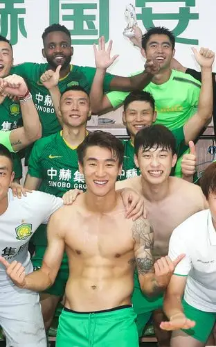 原创球场恶人韦世豪劣迹曝光纹大花臂球场上还戴耳钉