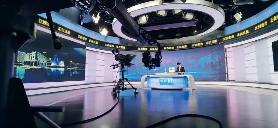 融媒体直播演播室,具备直播和录制,坐播和站播,固定和活动,点评和访谈