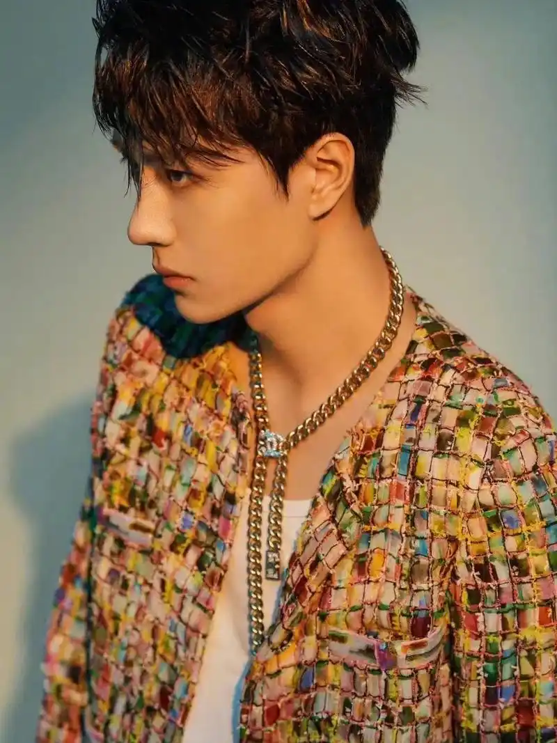 王一博香奈儿穿搭太绝了!女装男穿公子范十足#爱上小香风 - 抖音