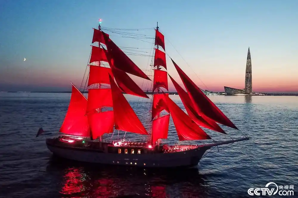 当地举办庆祝高中毕业生顺利毕业的"红帆节"彩排活动,帆船挂着红色