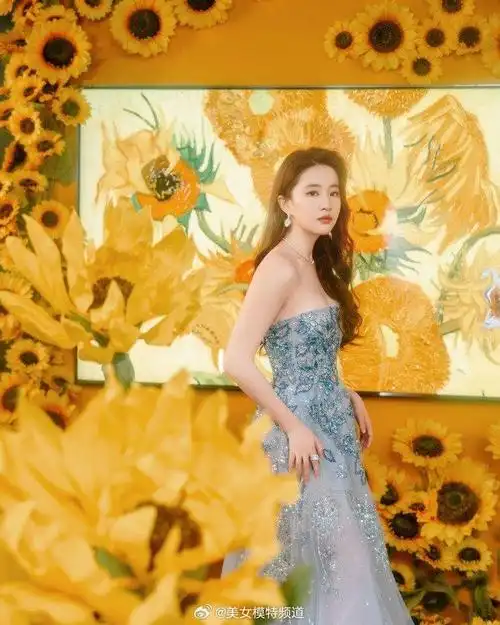 刘亦菲一袭水蓝色抹胸长裙置身于向日葵花海造型好仙