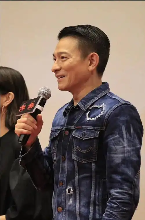 刘德华身穿蓝色牛仔外套减龄造型潮酷十足路演情话绵绵宝刀未老